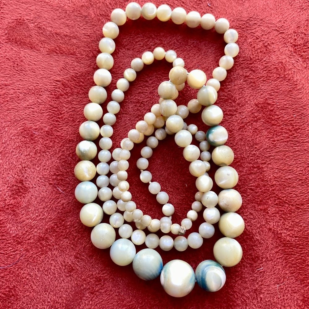 Chic Vintage Marbled and Pearlized Beaded Strand Necklace